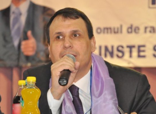 Senatorul Vasiliev vrea să scurteze vacanţa parlamentară la o lună